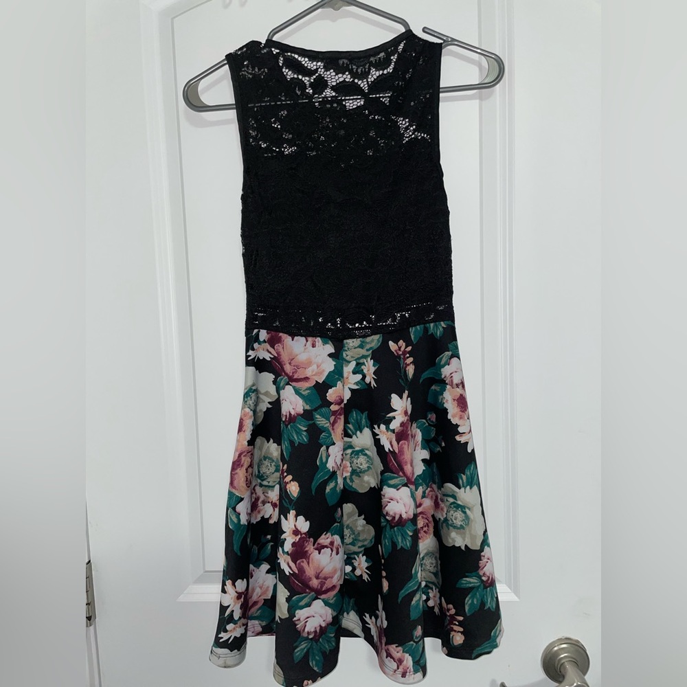 Floral dress from Ardene. The size is XS, and it is barely worn.